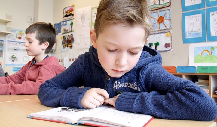 Elever arbeider i klasserom. (Foto: Heidi M. Skjebstad)