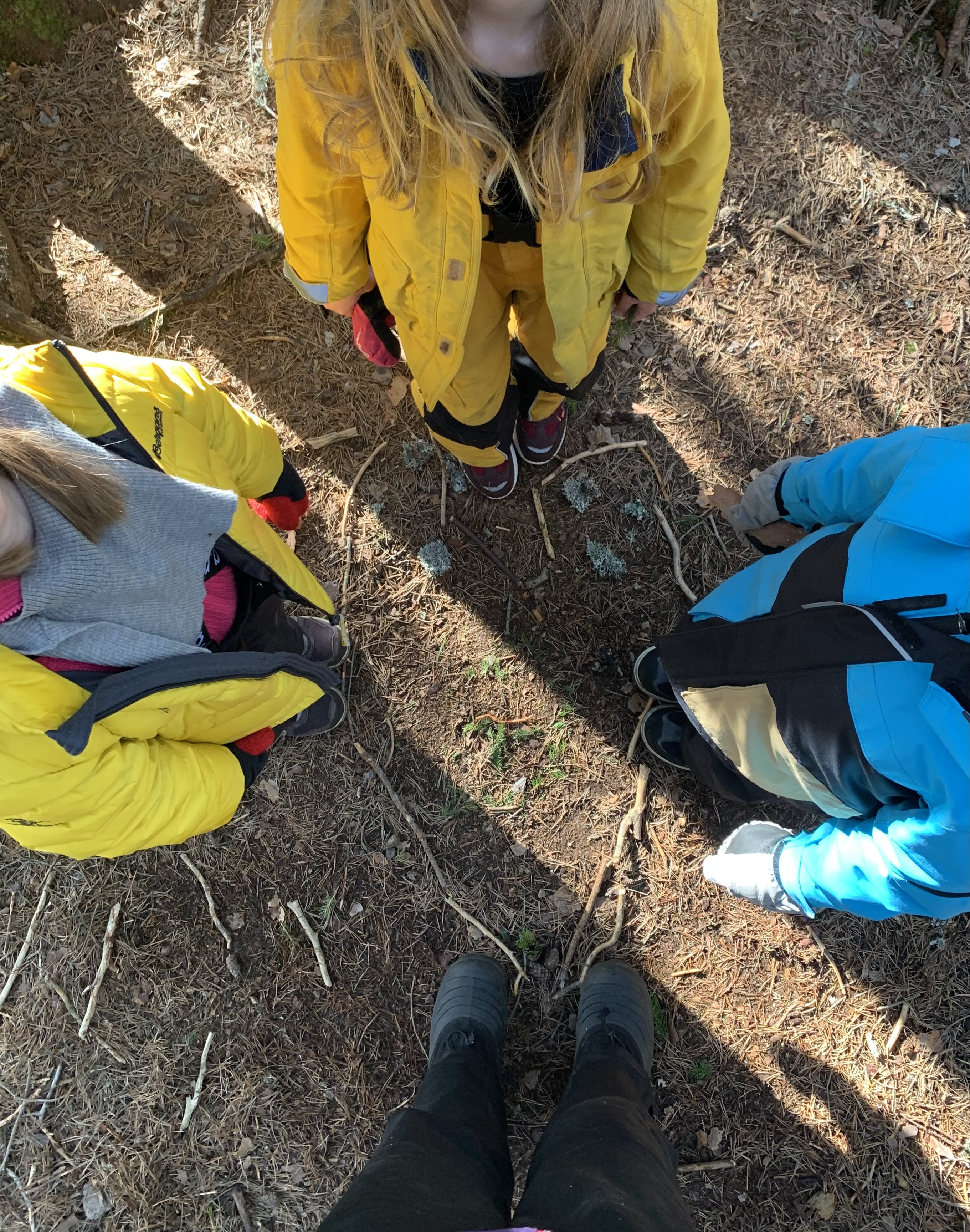 Pinnehjerte omringet av barn