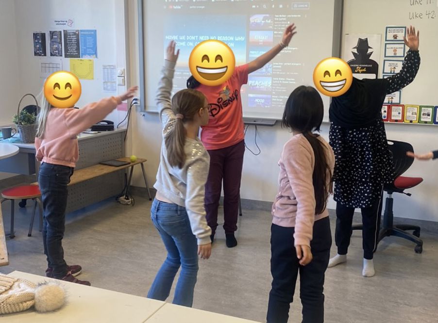 Barn som danser, noen med smilefjes