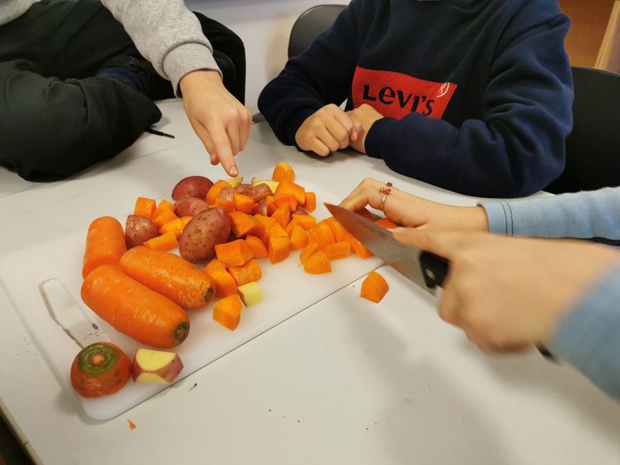 Barn kutter grønnsaker