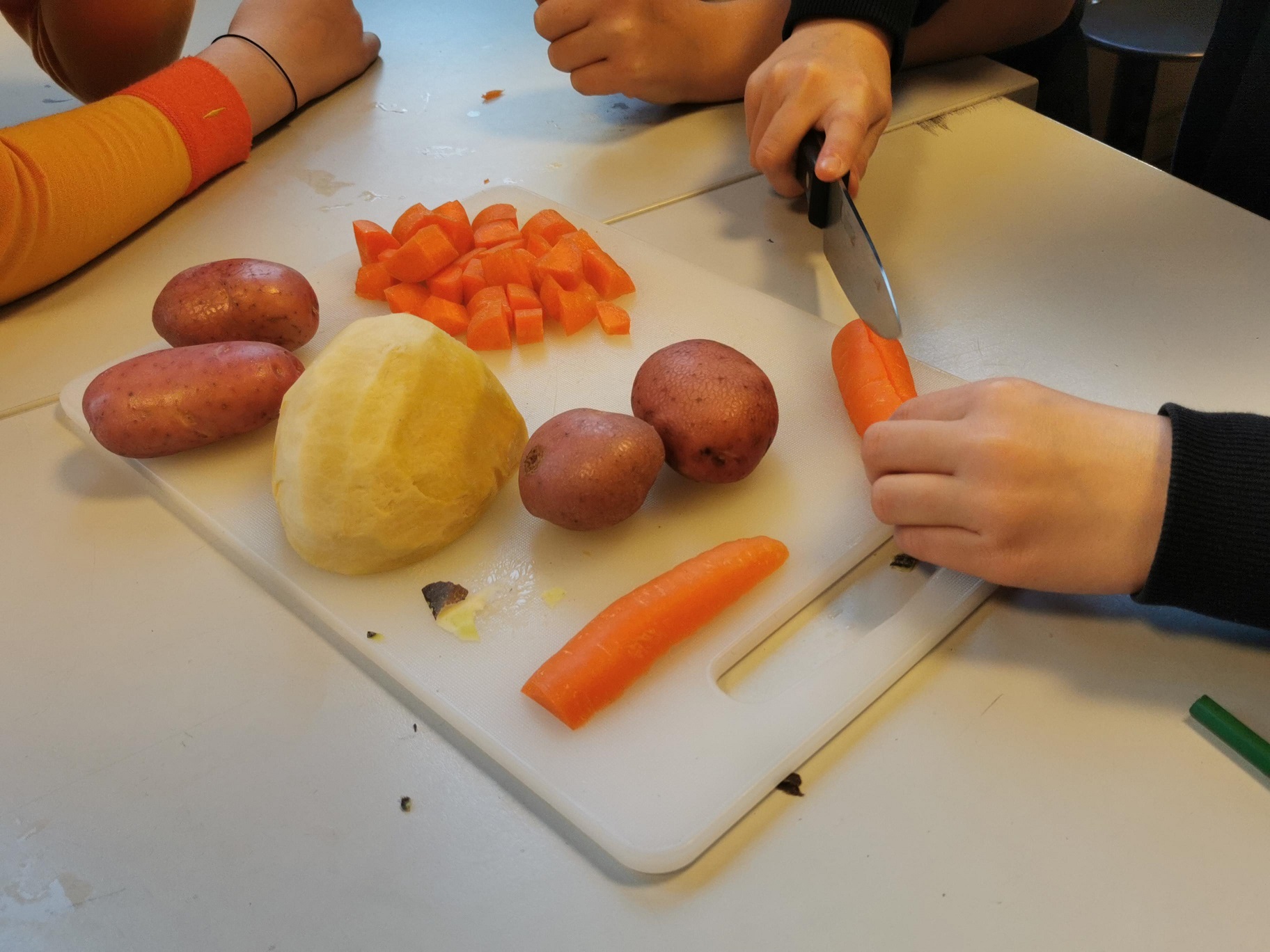 Barn kutter grønnsaker