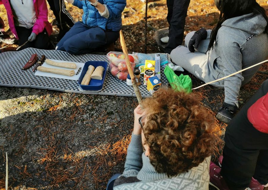 Barn med grillpinner