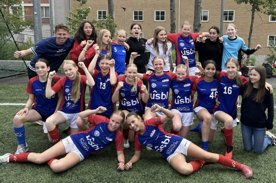 Lagbilde av fotballjentene på 7. trinn