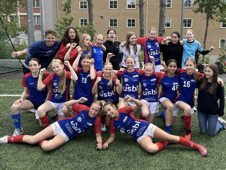 Lagbilde av fotballjentene på 7. trinn