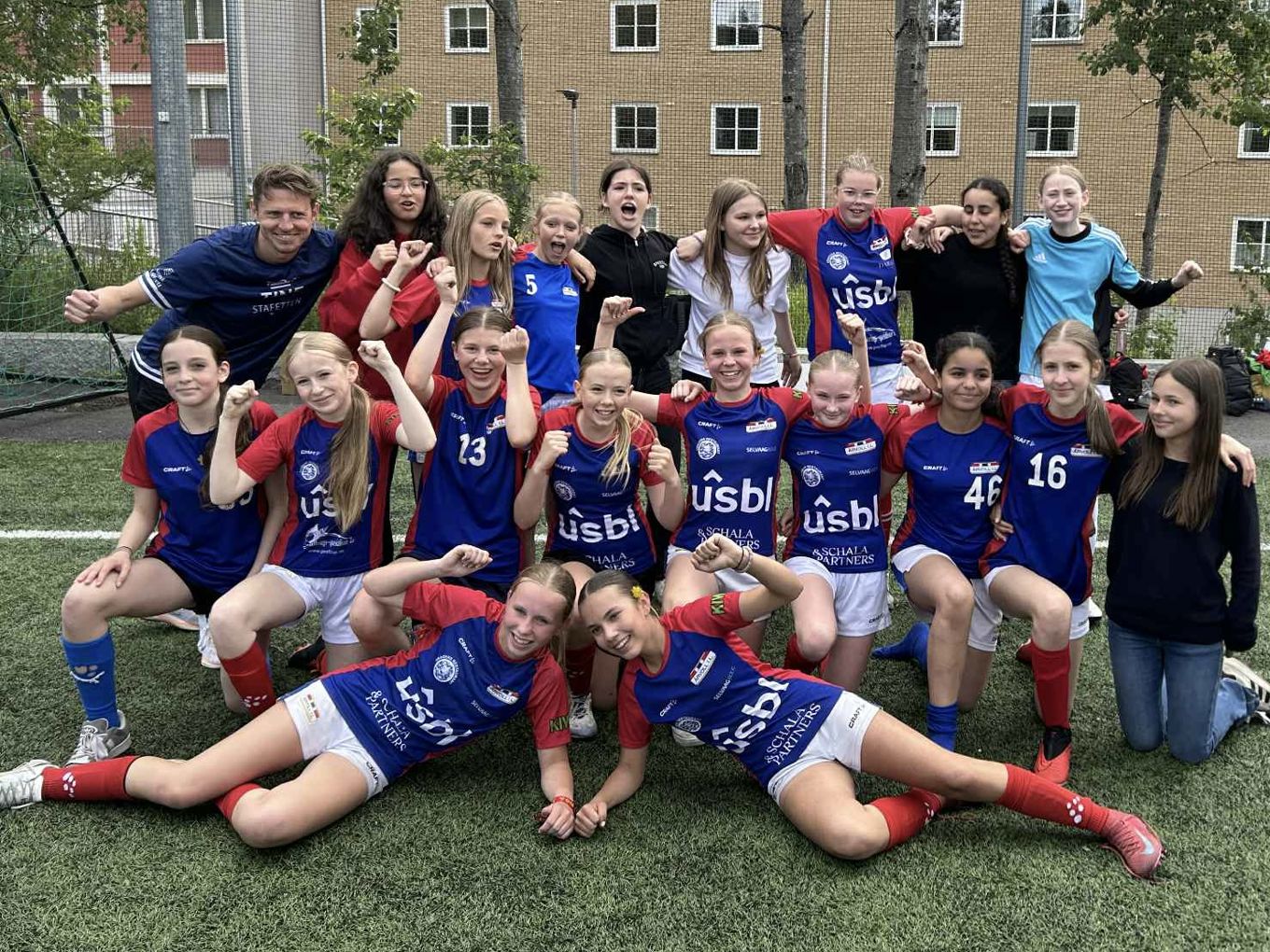 Foto: Tonsenhagen skole Lagbilde av fotballjentene på 7. trinn