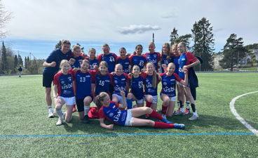 En lagbilde av fotballspillere på en fotballbane