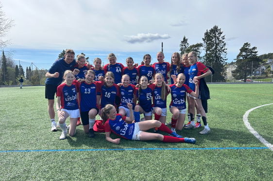 En lagbilde av fotballspillere på en fotballbane