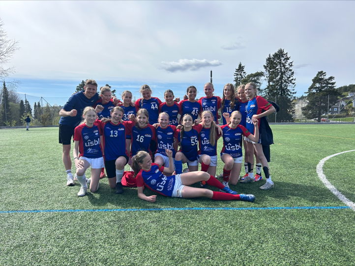 Foto: Tonsenhagen skole En lagbilde av fotballspillere på en fotballbane