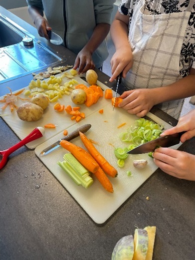 Elever kutter grønnsaker til suppe