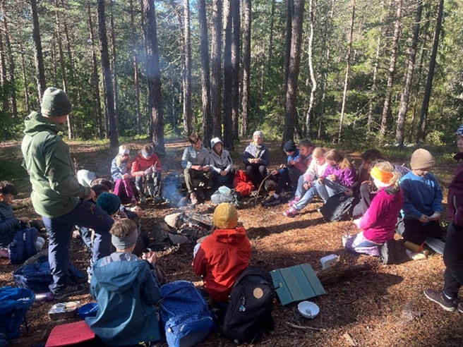 Klassen sitter rundt bålet