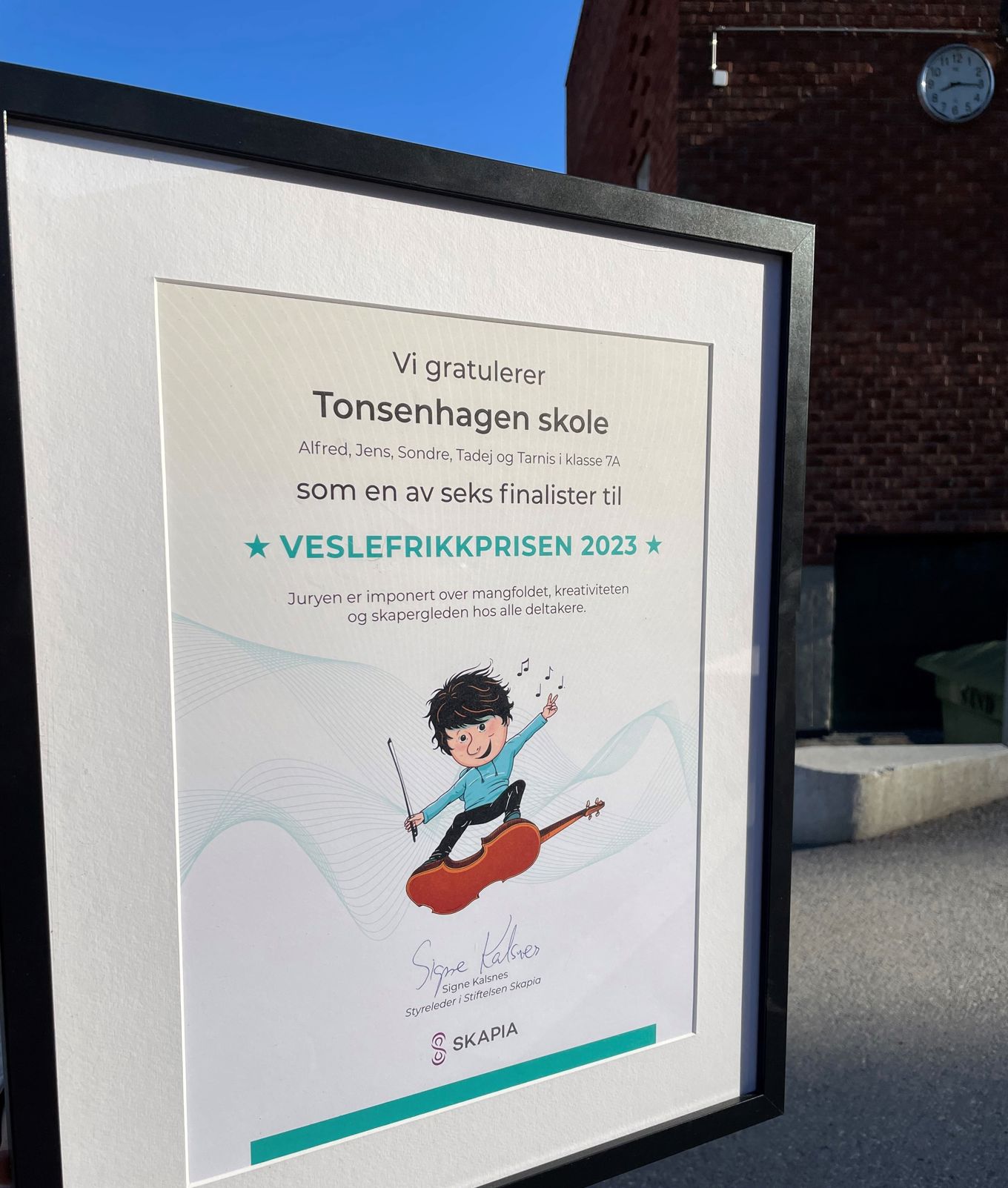 Foto: Tonsenhagen skole Diplom med gutt som seiler på en fele