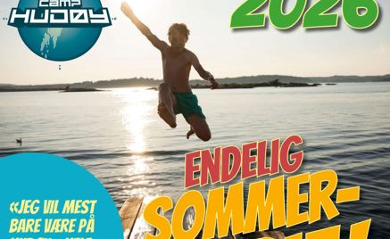 Foto: Stiftelsen Hudøy Barn som hopper i vannet og ligger i gresset